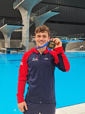 Tom Daley DWC21 gold poolside