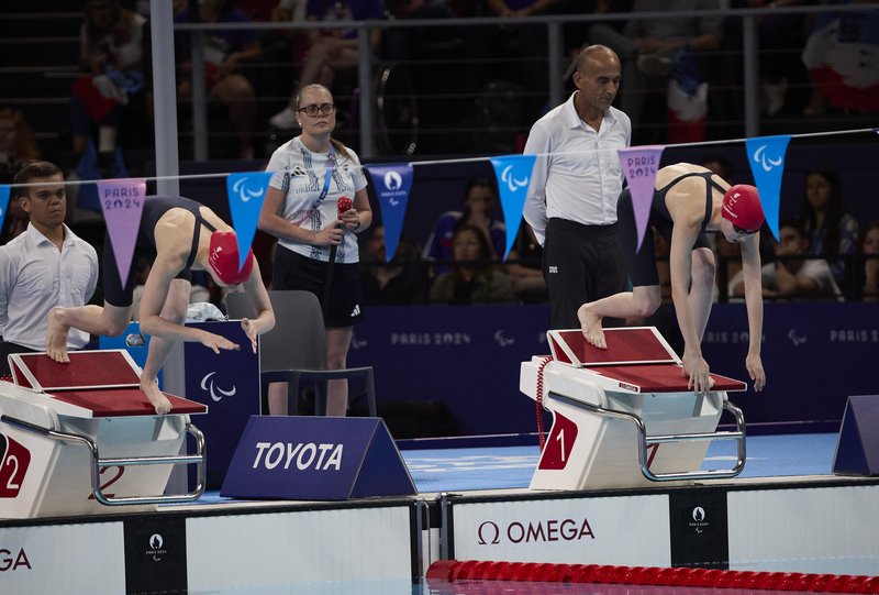 Scarlett Humphrey (left) Eliza Humphrey (right) blocks Paris 2024