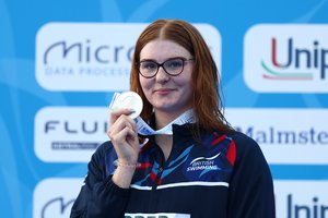 Freya Anderson 200m Freestyle SILVER podium shot Rome 2022