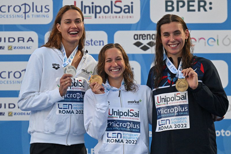 Freya Colbert 400m IM BRONZE podium shot Rome 2022.jpg