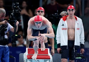 Dean dive 4x200m Free Paris [GettyImages]