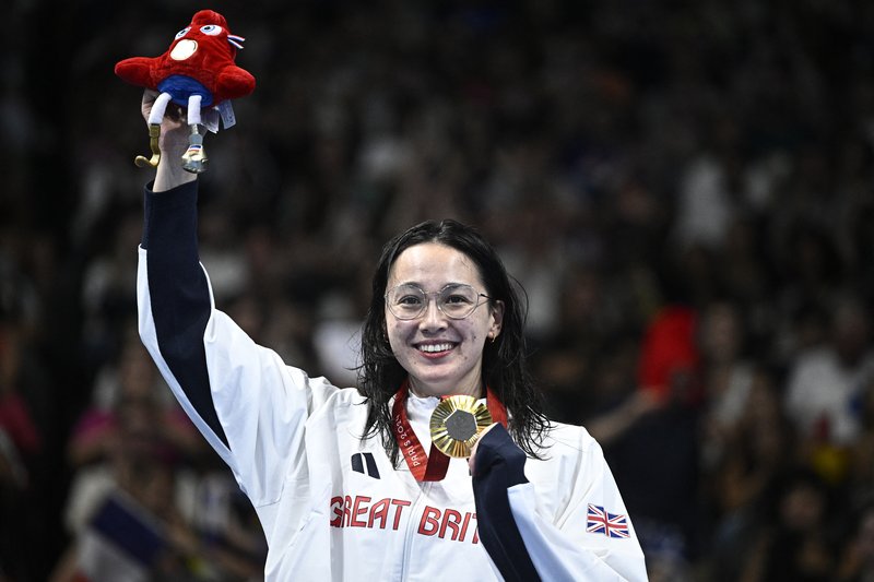 Alice Tai S8 100m Backstroke GOLD podium shot Paris 2024