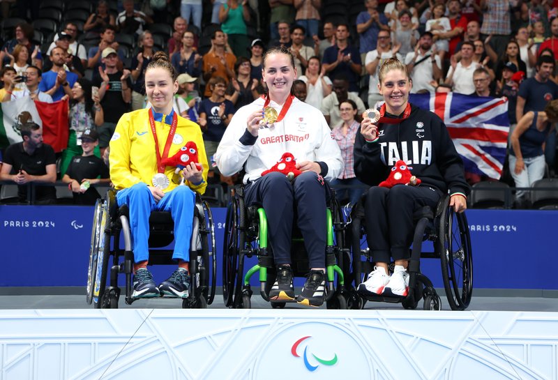 Tully Kearney S5 200m Freestyle GOLD podium shot Paris 2024