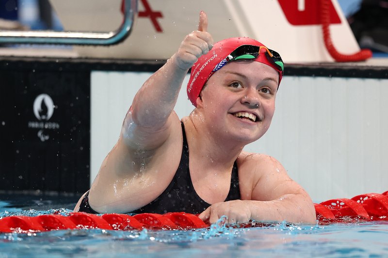 Maisie Summers-Newton thumbs up SB6 100m Breaststroke GOLD Paris 2024