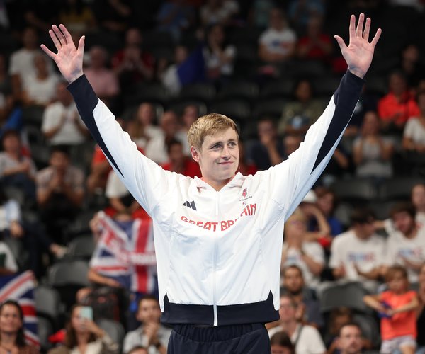 Stephen Clegg crowd wave podium S12 100m Fly GOLD Paris 2024