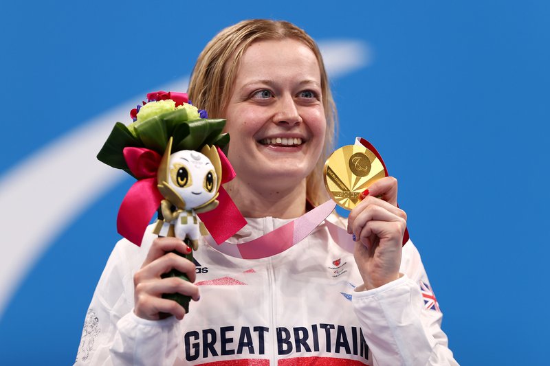 Hannah Russell podium GOLD Tokyo 2020 S12 100m Backstroke