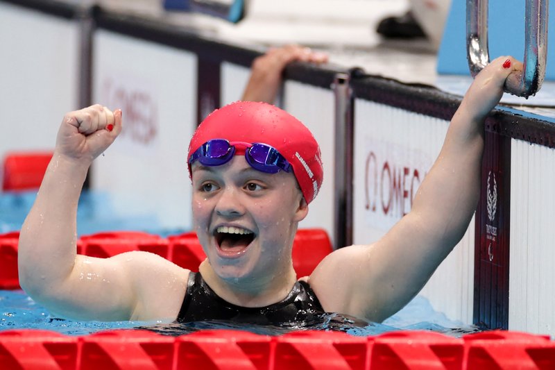 Maisie Summers-Newton celebrates SM6 200m IM GOLD Tokyo 2020 [Getty]