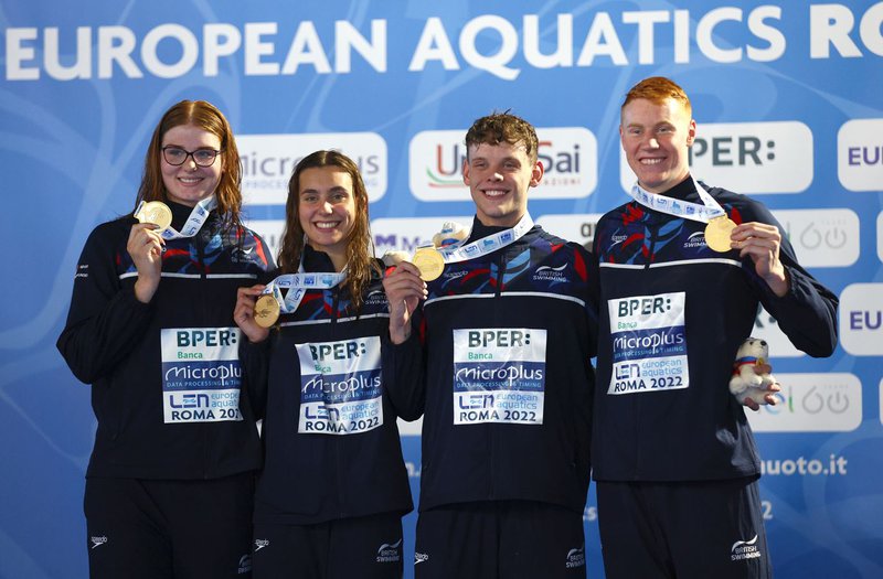 Mixed 4x200m Freestyle Relay GOLD medal shot Rome 2022.JPG