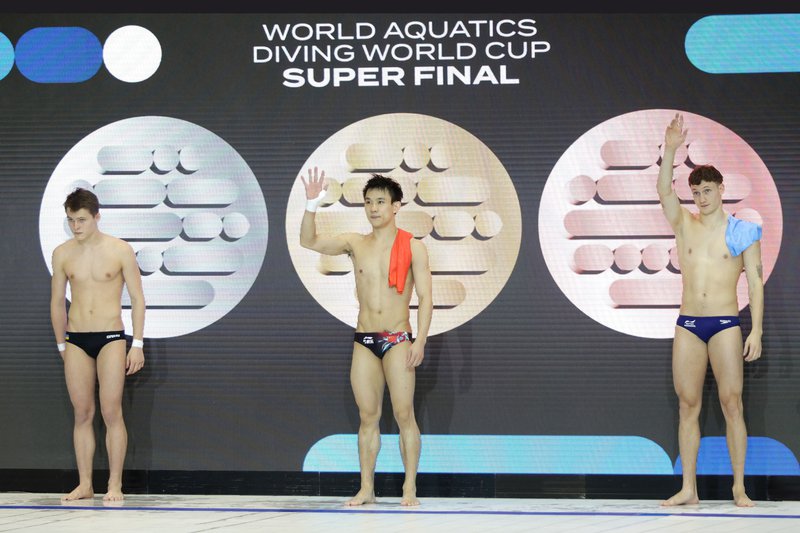 Noah Williams crowd wave bronze 10m Platform Diving World Cup Super Final Berlin August 2023.jpg