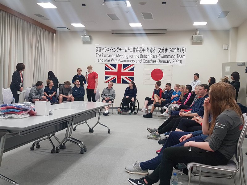 The British para-swimming team meet with Mie Prefecture swimmers and coaches in Suzuka