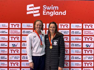 Sienna Robinson (left) [Swim England Winter Nationals 2021]