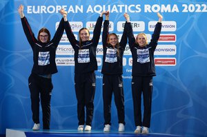 Women's 4x100m Freestyle Relay podium wave Rome 2022